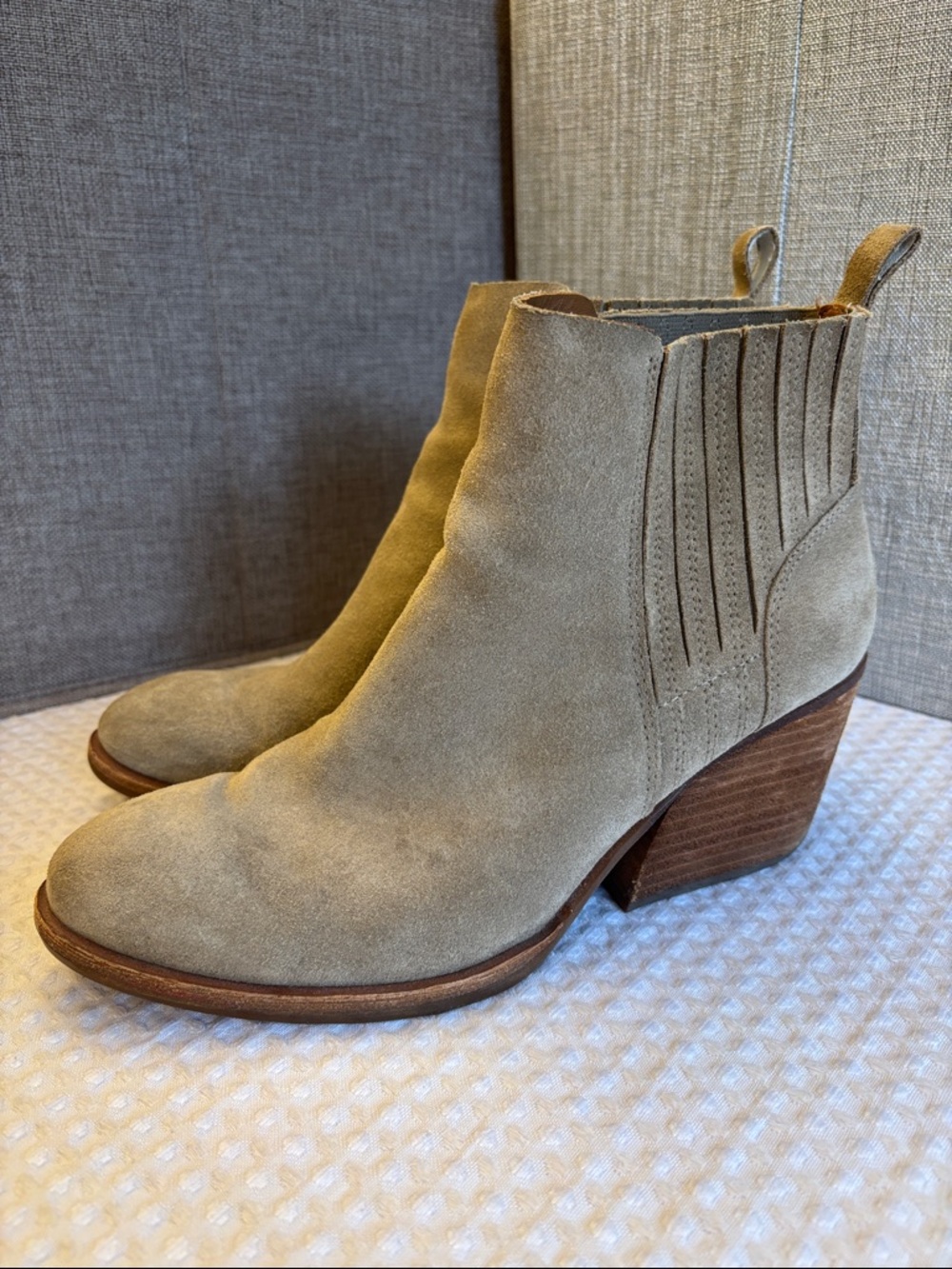 KORK-EASE Size 8.5 Women’s Suede Ankle Booties Tan Taupe Stacked Block Heel - Picture 5 of 15